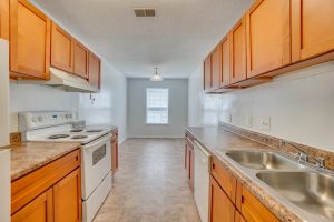 Stafford Lakes Apartments Kitchen and dining area